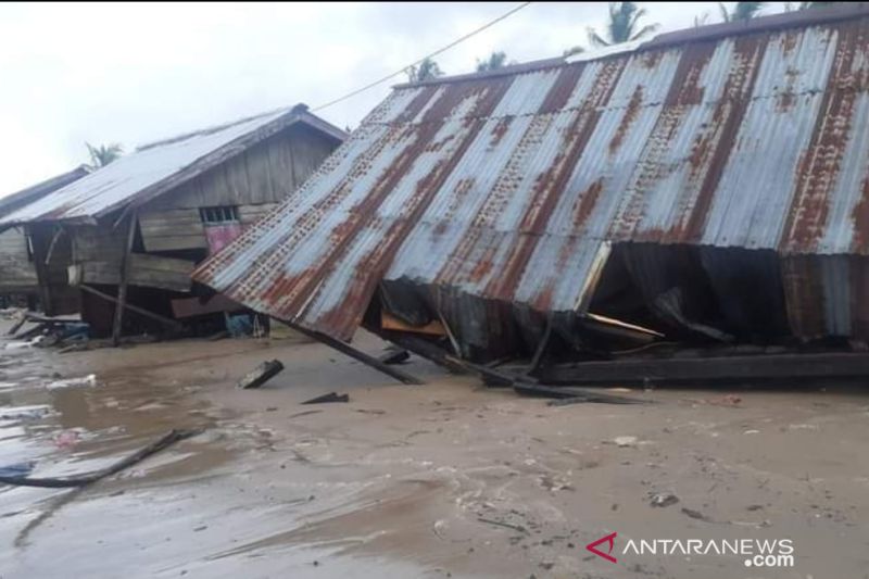 Sebuah rumah milik warga Distrik Amar roboh rata tanah akibat terjangan banjir rob disertai ombak tinggi.