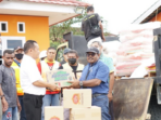 Penyerahan bantuan kemanusiaan PTFI untuk masyarakat terdampak bencana di Distrik Amar dan Kampung Atuka, di kantor BPBD Mimika, Rabu (12/1/2022), diterima oleh Kepala BPBD Mimika, Yosias Lossu.