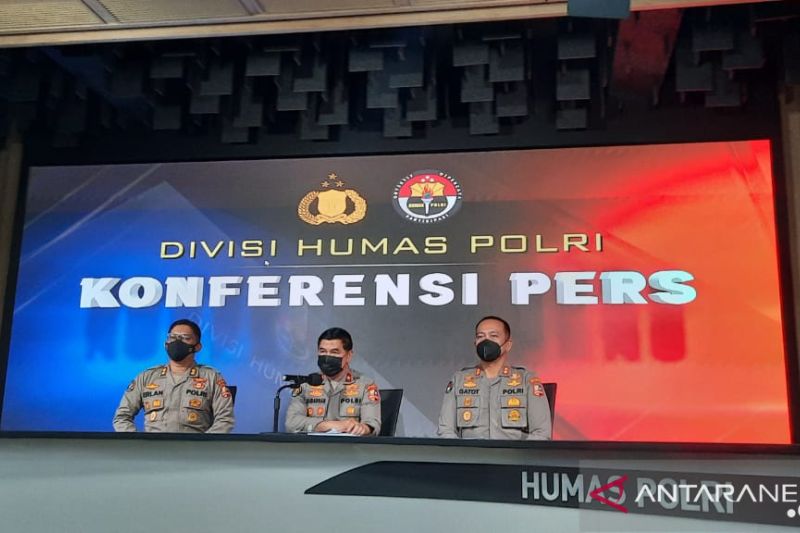 Kepala Biro Penerangan Masyarakat (Karopenmas) Divisi Humas Polri Brigjen Pol Ahmad Ramadhan (tengah) memberikan keterangan pers di Gedung Divisi Humas Polri, Jakarta, Selasa (18/1/2022).