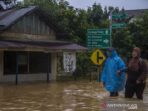 Hujan lebat menyebabkan banjir di wilayah Kecamatan Pengaron, Kabupaten Banjar, Kalimantan Selatan, Selasa (11/1/2022)