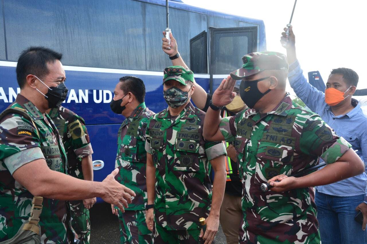 Jenderal TNI Andika Perkasa menyalami para jenderal, perwira dan prajurit sebelum meninggalkan Timika.