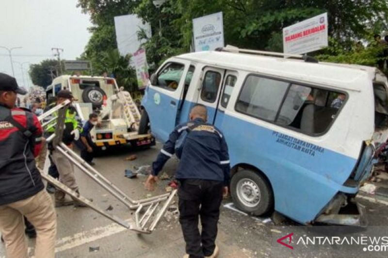 Rusak berat, angkot yang diseruduk truk tronton di Kota Balikpapan, Kalimantan Timur, Jumat (21/1/2021).