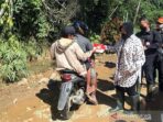 Mensos Risma memnerikan bantuan makanan siap saji kepada warga terdampak banjir di Perumahan Organda, Jayapura, Papua, Kamis (13/1/2022)
