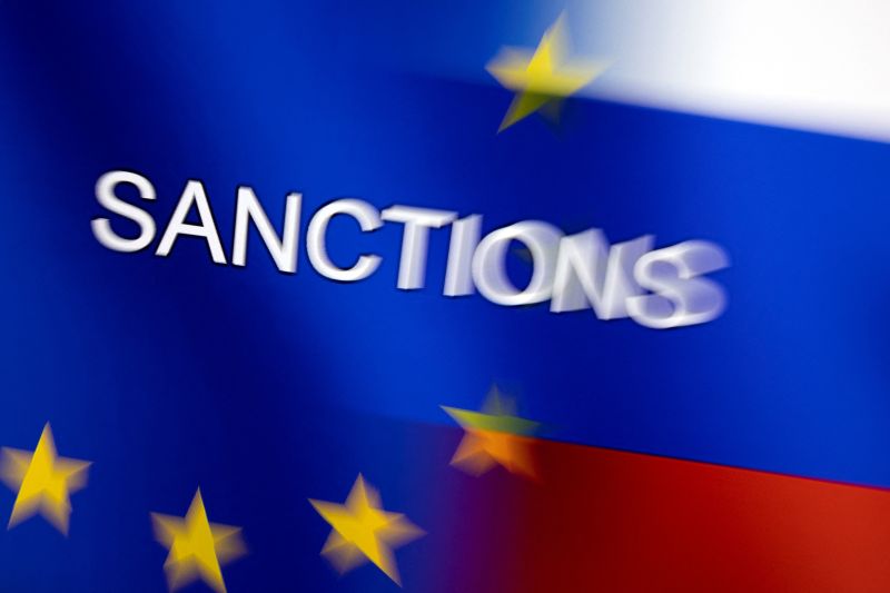 Kata 'sanksi' tertulis di atas bendera Uni Eropa dan Rusia sebagai gambar ilustrasi yang dibuat Reuters pada 27 Februari 2022