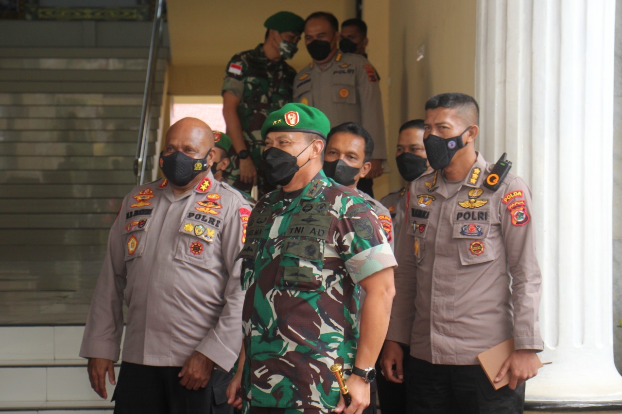 Pangdam XVII/Cenderawasih Mayjen TNI Teguh Muji Angkasa saat berkunjung ke Mapolda Papua
