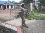 Tuntut Upah Bersih dan Tanam Bunga, Seorang Warga Palang Pintu Masuk Kantor Distrik Kwamki Narama