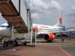 Pesawat milik maskapai Lion Air saat melakukan groundhandling di Bandara Sultan Hasanuddin.