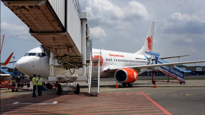 Pesawat milik maskapai Lion Air saat melakukan groundhandling di Bandara Sultan Hasanuddin.