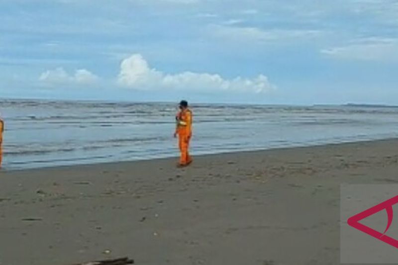 Tim SAR gabungan menyusuri pesisir pantai untuk mencari keberadaan Siti Aminah, korban tenggelam bersama perahu motor di perairan Muara Migiwiya, Kokonao, Distrik Mimika Barat