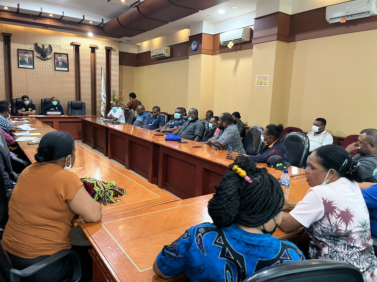 Caption pertemuan dewan dengan pengusaha asli Papua di DPRD Kabupaten Jayapura