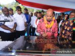 Gubernur Papua Lukas Enembe meresmikan Bandar Udara Mamit, Distrik Kembu, Kabupaten Tolikara yang ditandai dengan penandatanganan prasasti