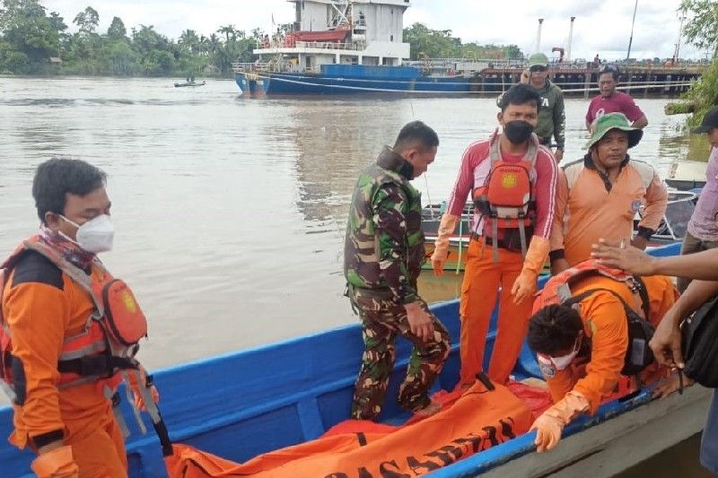 Jenazah Rosikin, satu dari dua korban yang jatuh di Sungai Digoel, Asian, Kabupaten Boven Digoel, Papua saat ditemukan Tim. SAR gabungan Minggu (30/1).