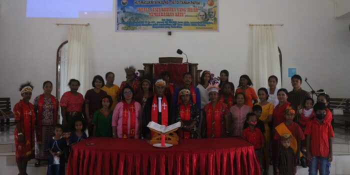 Lensa Foto – GKI Klasis Mimika Jemaat Eklesia Kampung Limau Asri Rayakan HUT Pekabaran Injil Masuk Tanah Papua ke-167