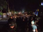 Polisi Bubarkan Massa Blokade Jalan Dengan Gas Air Mata di Sorong