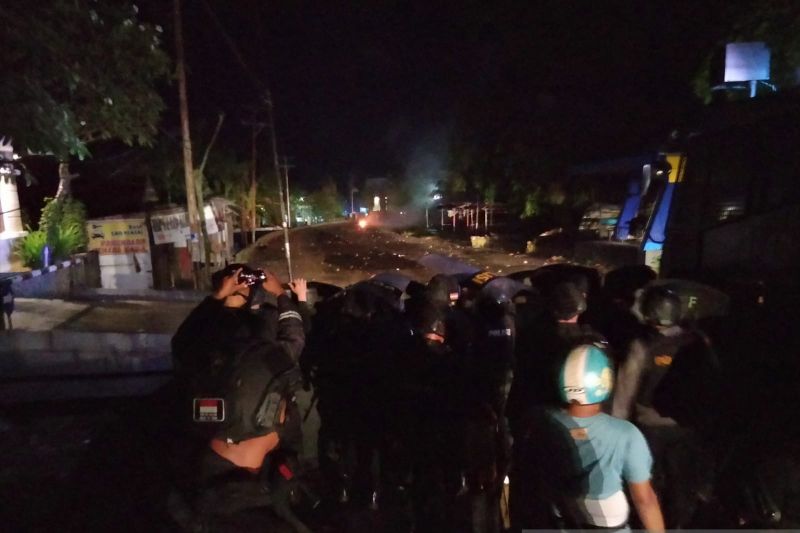 Kepolisian Resor Sorong Kota yang dibantu Satuan Brimob Polda Papua Barat membubarkan sekelompok massa brutal di kota Sorong Minggu (6/2/2022) dini hari