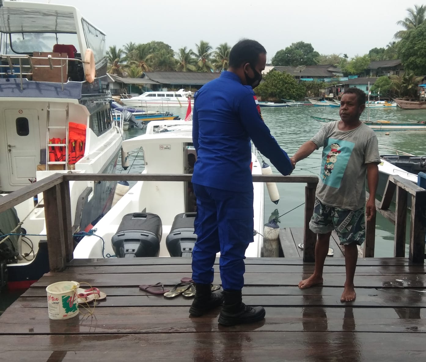 Anggota Polair saat memberikan himbauan kepada nelayan