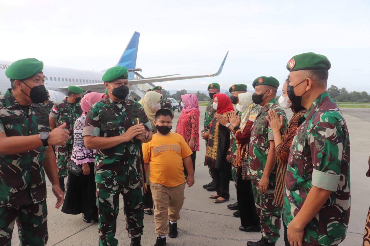 Caption: Sejumlah pejabat sambut kedatangan Pangdam di VIP Bandara Sentani