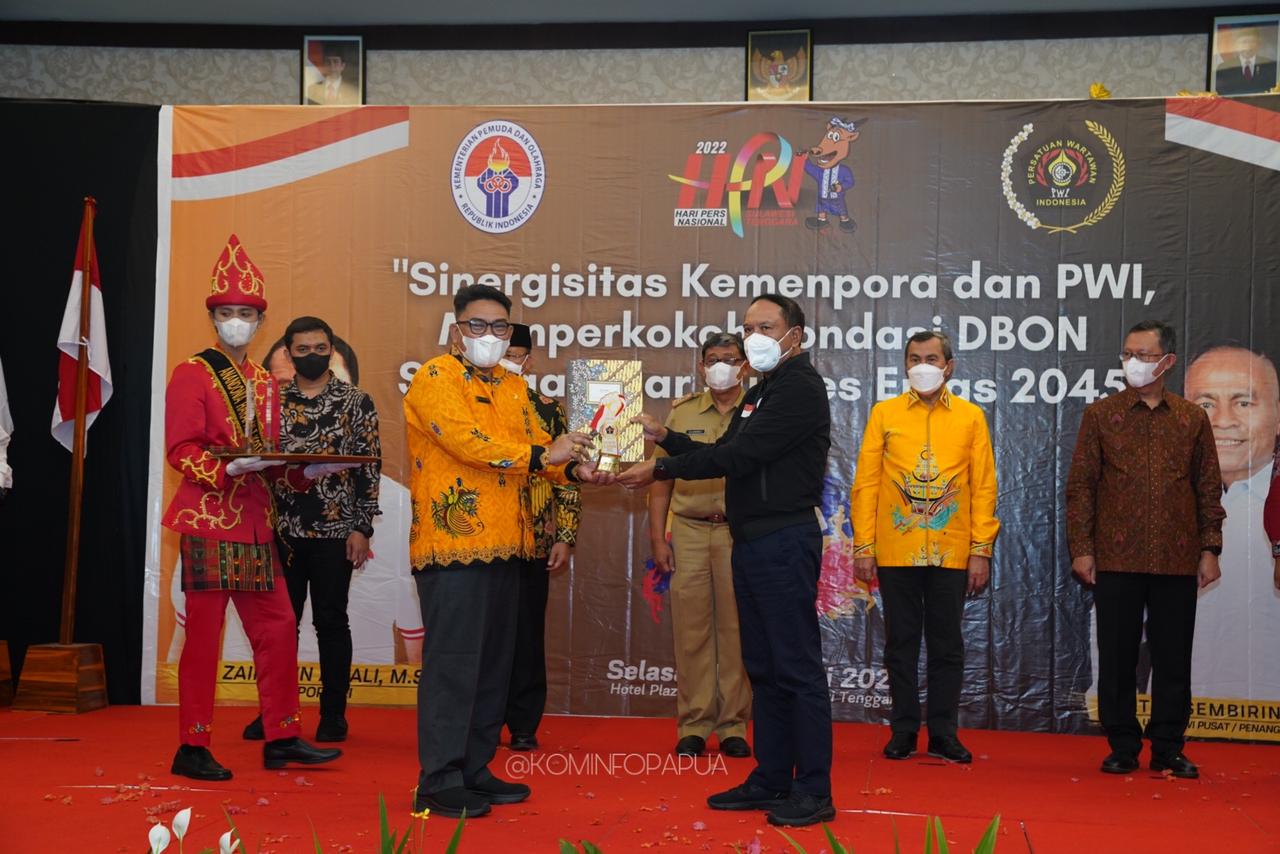Menpora Dr. H. Zainudin Amali, SE, MSi, ketika menyerahkan penghargaan Inisiator Olahraga SIWO PWI Pusat 2022 kepada Gubernur Papua, yang diterima Kepala Dinas Komunikasi dan Informatika Papua, Jery A Yudianto.