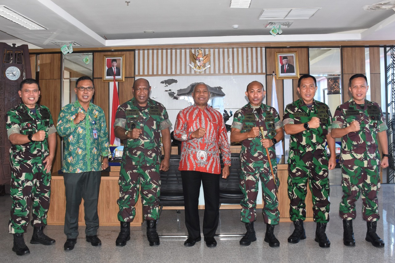 Foto bersama Gubernur Papua Barat dan Pangdam Kasuari