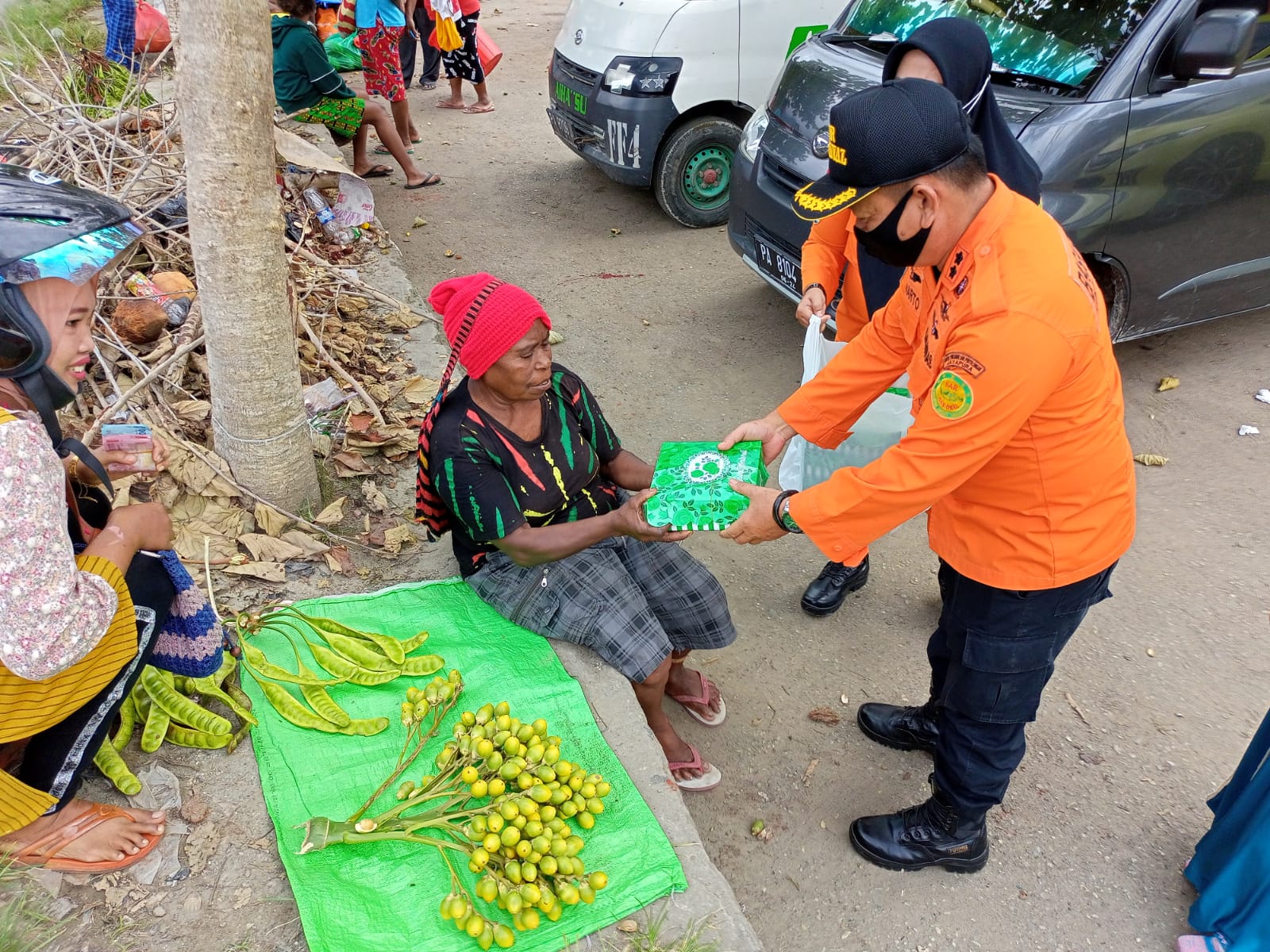 Kepala Kantor Pencarian dan Pertolongan SAR Jayapura, Sunarto bersama personelnya saat bagikan makanan