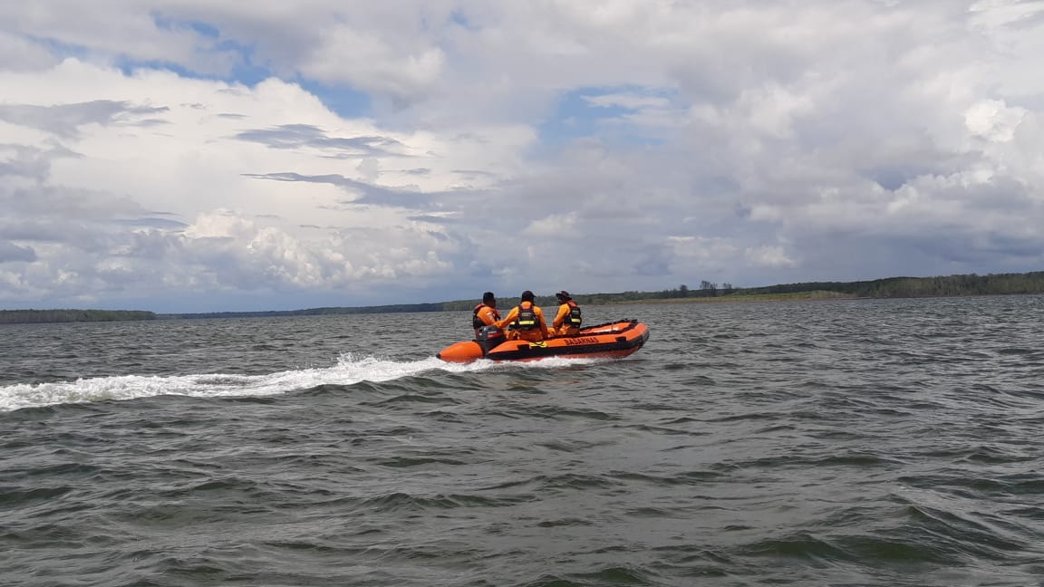 Foto: Kantor SAR Timika Nampak tiga personel SAR Timika dengan menggunakan perahu sedang menyusuri perairan Pomako.