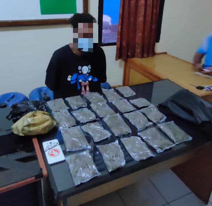 Sejumlah barang bukti ganja dan pelaku diamankan polisi