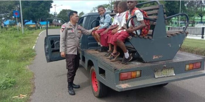 Salut! Selain Menjaga Keamanan, Polisi Perbatasan Sota RI-PNG Juga Antar Jemput Siswa Sekolah