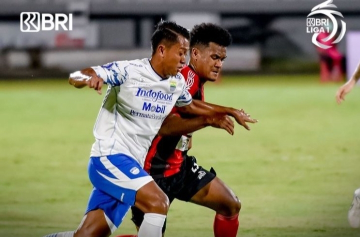 Foto:Twitter/@Liga1Match. Nampak pemain Persib Bandung berjibaku dengan pemain Persipura Jayapura dalam laga Liga 1 2021/2022, Jumat (18/2)