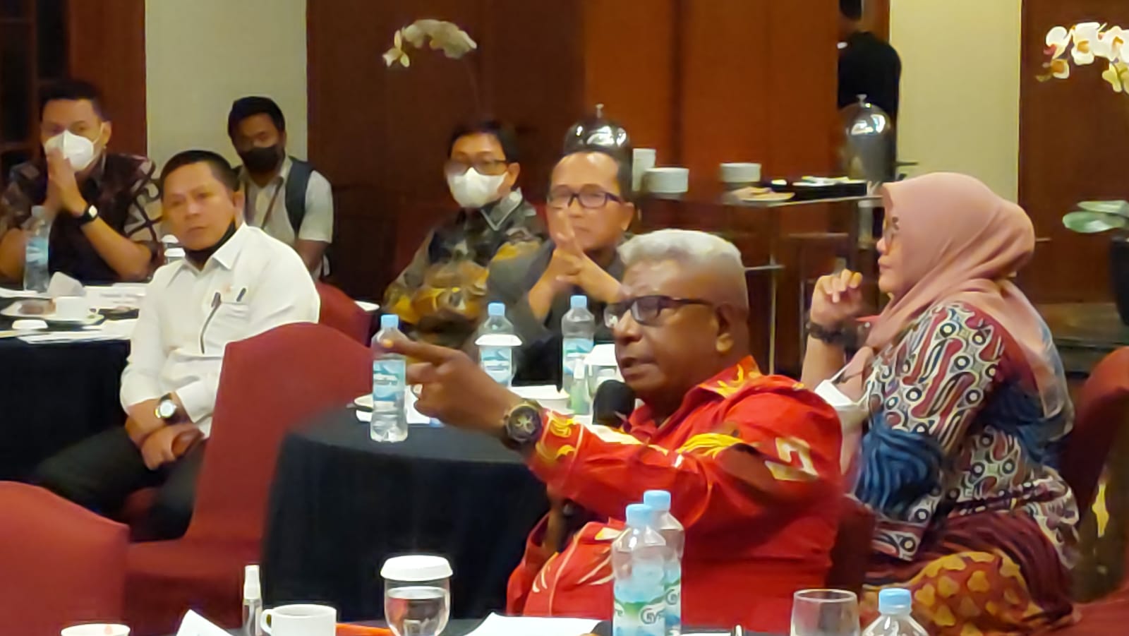 Wakil Bupati Mimika, Johannes Rettob saat menyampaikan usulan pada pertemuan wakil kepala daerah se-Indonesia di Bandung.
