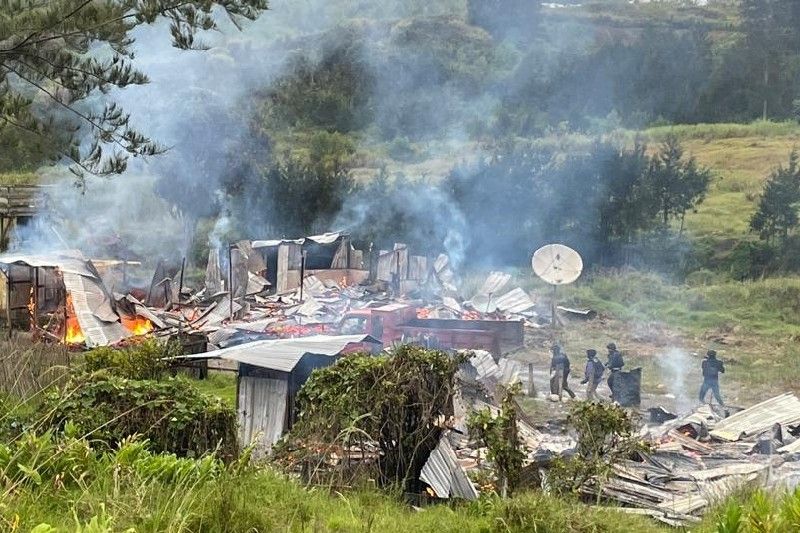 Rumah warga yang menjadi mess karyawan PT. MTT di kampung Wago, Ilaga, Kabupaten Puncak, dibakar KKB
