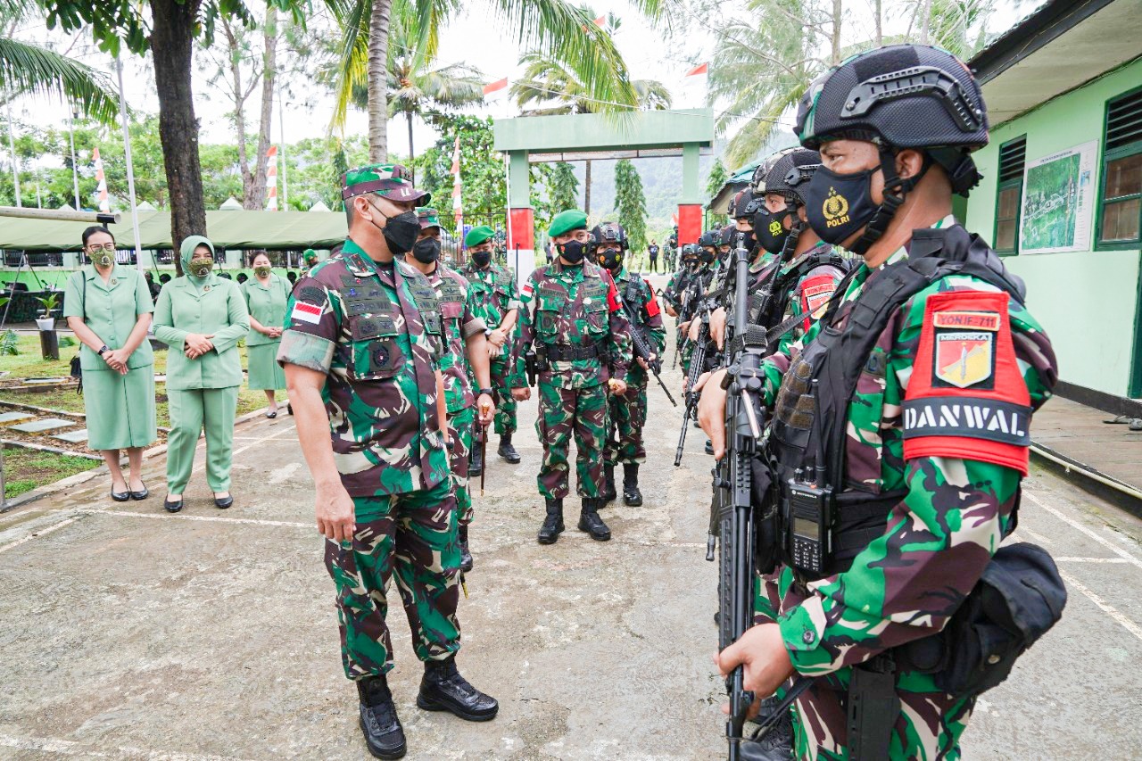 Pangdam XVII Cenderawasih bersama Danrem 172/PWY saat melihat prajurit di perbatasan RI- PNG