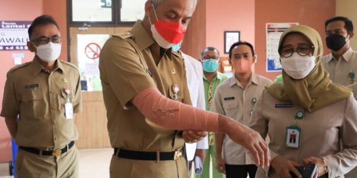 Ganjar Langsung Bekerja Pascaoperasi Patah Tulang Tangan