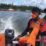 Tim SAR gabungan menggunakan perahu karet mencari keberadaan seorang warga yang dilaporkan hilang di perairan Pomamo-Timika, Papua, Jumat (11/2/2022)