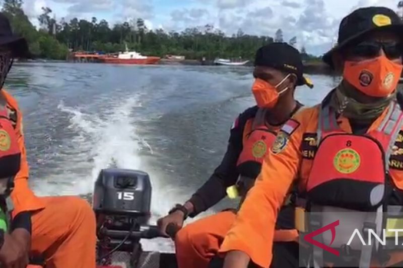 Tim SAR gabungan menggunakan perahu karet mencari keberadaan seorang warga yang dilaporkan hilang di perairan Pomamo-Timika, Papua, Jumat (11/2/2022)