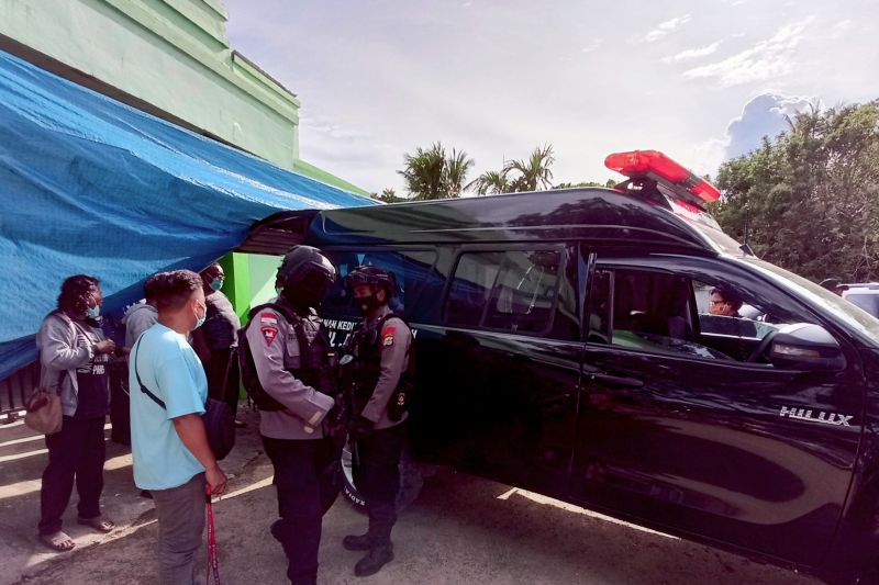 Anggota kepolisian saat melakukan evakuasi jenazah korban penembakan karaoke Double O di kota Sorong, Papua Barat