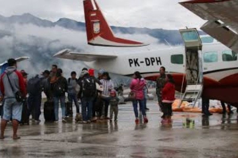 Kegiatan operasional bandara Aminggaru Ilaga, Kabupaten Puncak, Papua.