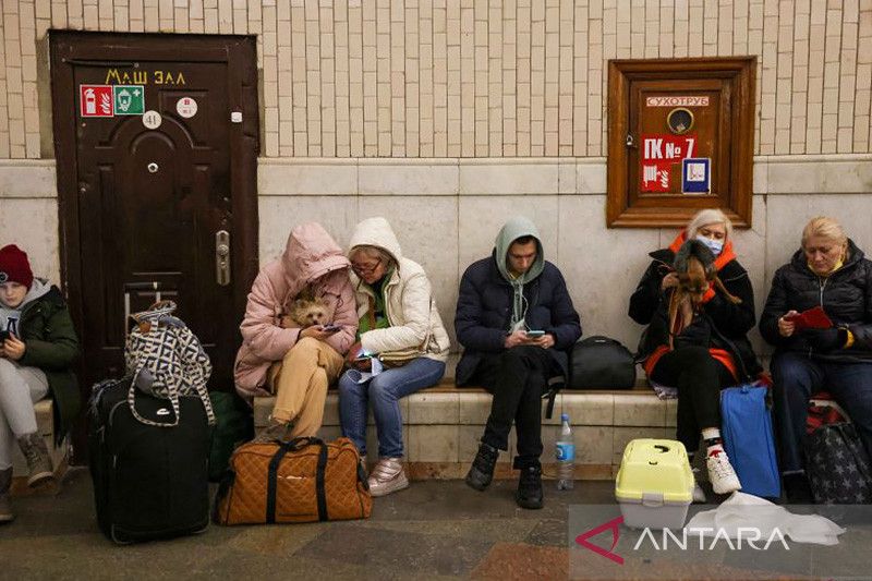 Orang-orang berkumpul di stasiun metro saat mereka mencari perlindungan dari serangan udara Rusia yang diperkirakan terjadi di Kiev, Ukraina,​​​​​​​ Kamis (24/2/2022).