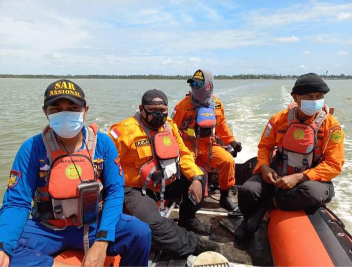 Foto: Istimewa Dengan menggunakan perahu rescue, personel Basarnas Merauke dan pihak kepolisian sedang menyusuri Sungai Kumbe.