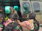 Pagi Ini, Satu Prajurit TNI serta Seorang Warga Sipil yang Ditembak KST di Puncak Berhasil Tiba di Timika