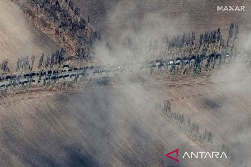 Citra satelit menunjukkan pasukan darat Rusia di timur laut Ivankiv berkonvoi ke arah Kiev, Ukraina, 27 Februari 2022