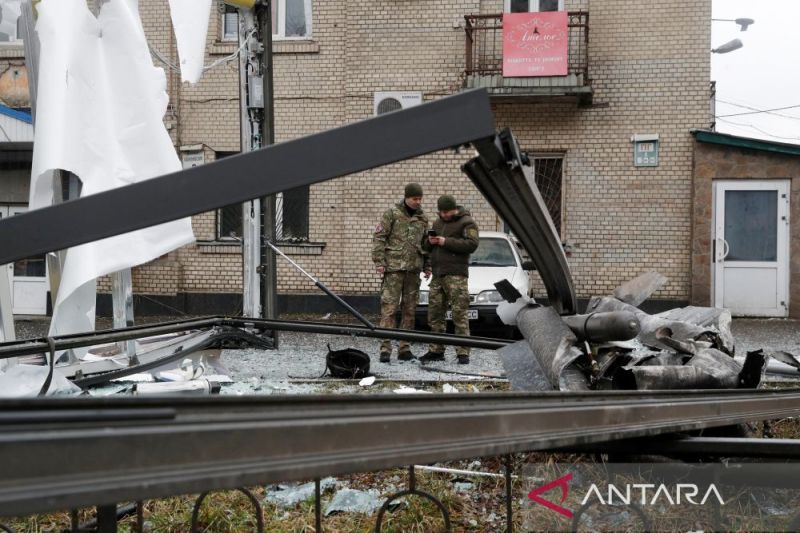 Petugas polisi memeriksa sisa-sisa rudal yang jatuh di jalan, setelah Presiden Rusia Vladimir Putin mengizinkan operasi militer di Ukraina timur, di Kiev, Ukraina, 24 Februari 2022.