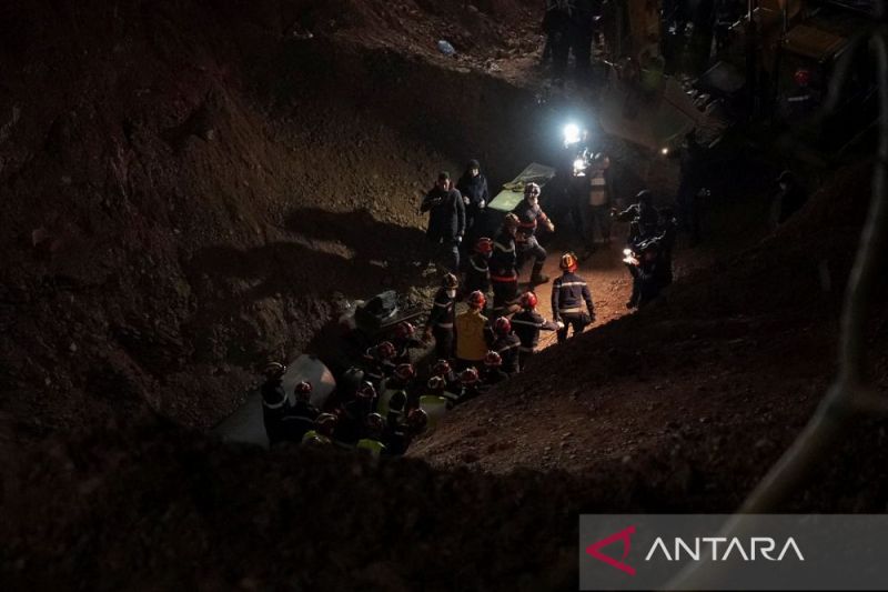 Tim penyelamat membawa Rayan Awram, bocah laki-laki berusia 5 tahun, yang terjebak di dalam sebuah sumur selama lima hari, ke sebuah ambulans dalam operasi penyelamatan di dekat Chefchaouen, Maroko utara, 5 Februari 2022.