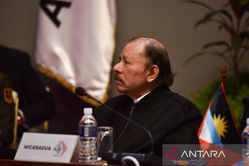 Presiden Nikaragua Daniel Ortega menghadiri pertemuan dengan perwakilan kelompok ALBA di Istana Revolusi di Havana, Kuba, 14 Desember 2021.