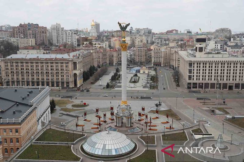 Foto udara Alun-alun Kemerdekaan Maidan Nezalezhnosti di pusat Kiev, Ukraina, Jumat (25/2/2022).