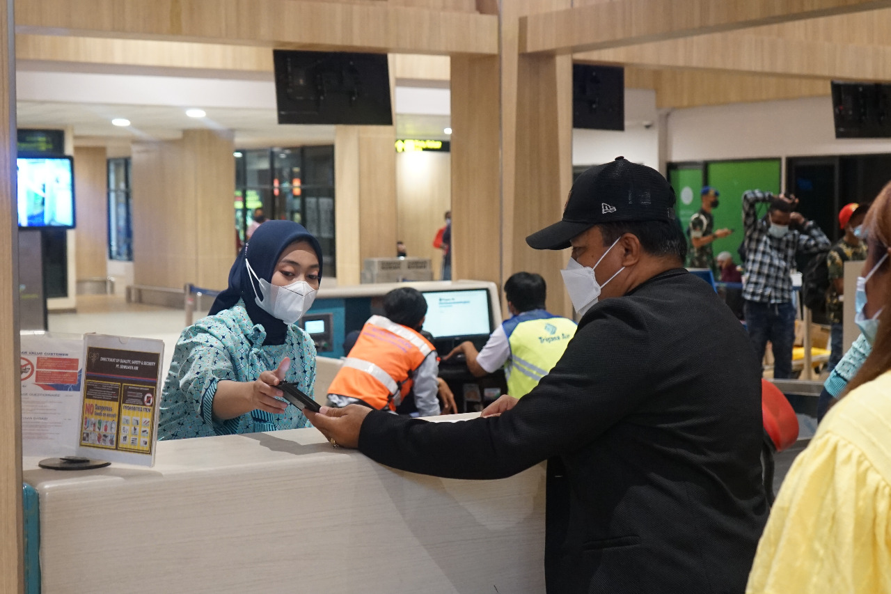 Penumpang saat melalukan verifikasi PeduliLindungi di Bandara Sentani