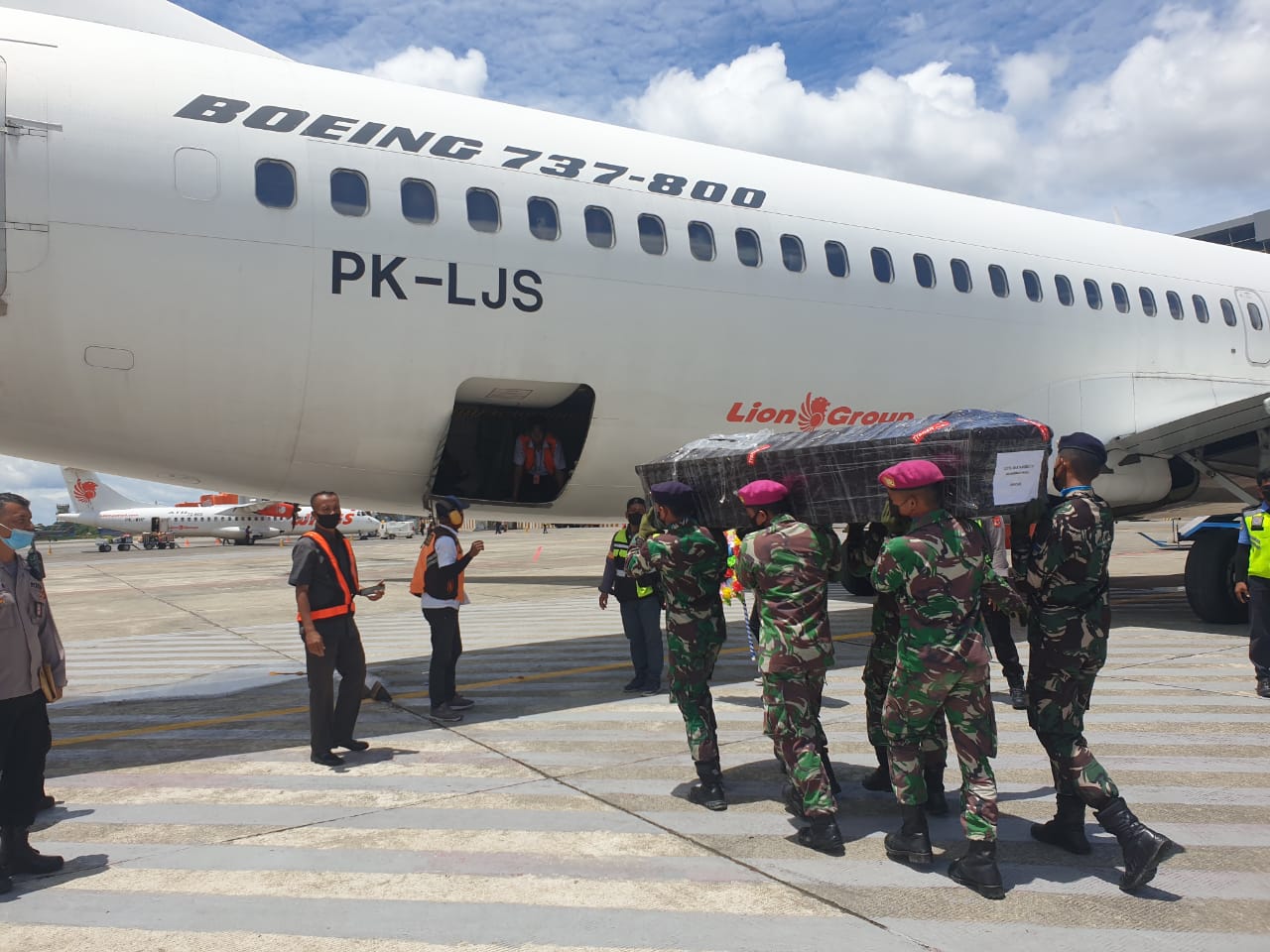 Pangdam Mayjen TNI Teguh Muji Angkasa bersama Pangkogabwilhan III Letjen TNI I Nyoman Cantiasa, S.E., M.Tr.(Han) lepas jenazah