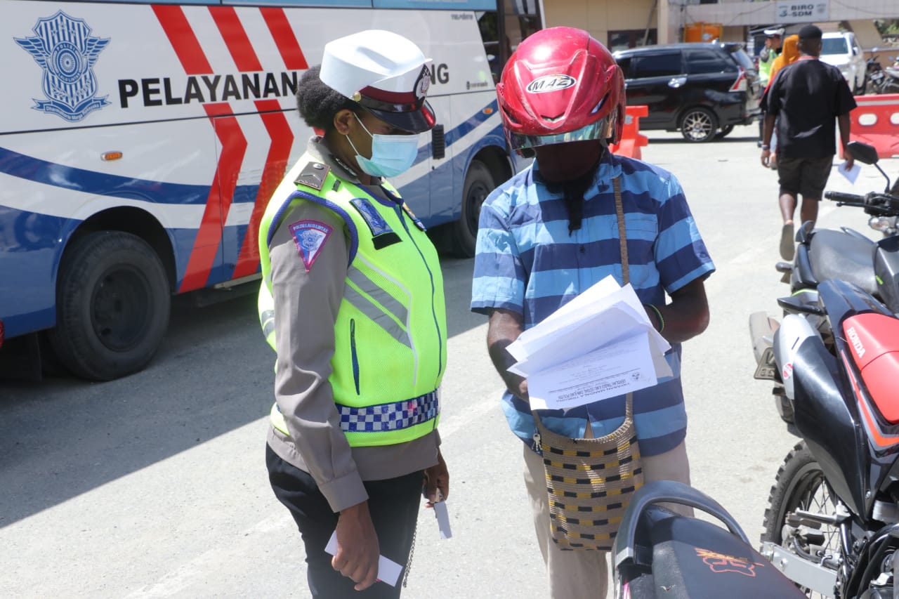 Anggota polisi saat melakukan pemeriksaan kelengkapan pengendara