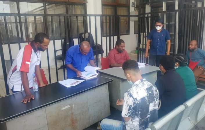 Foto: Istimewa Tersangka penyalahgunaan narkotika jenis Sabu-sabu saat diserahkan ke Kejaksaan Negeri Jayapura.