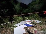 Puing pesawat penumpang ditemukan di lokasi jatuhnya pesawat Boeing 737 milik China Eastern Airlines di wilayah Tengxian, Daerah Otonom Etnis Zhuang Guangxi, China selatan, Selasa (22/3/2022).