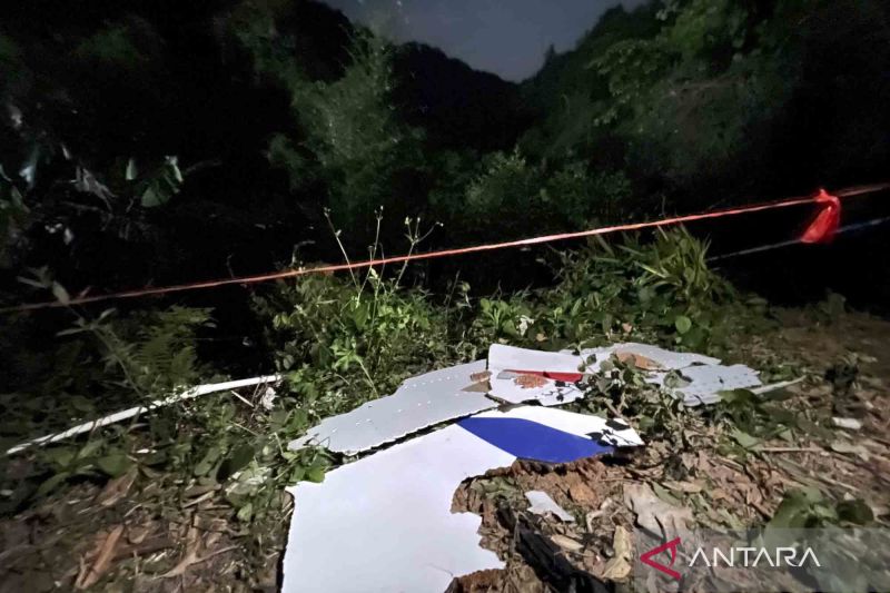 Puing pesawat penumpang ditemukan di lokasi jatuhnya pesawat Boeing 737 milik China Eastern Airlines di wilayah Tengxian, Daerah Otonom Etnis Zhuang Guangxi, China selatan, Selasa (22/3/2022).